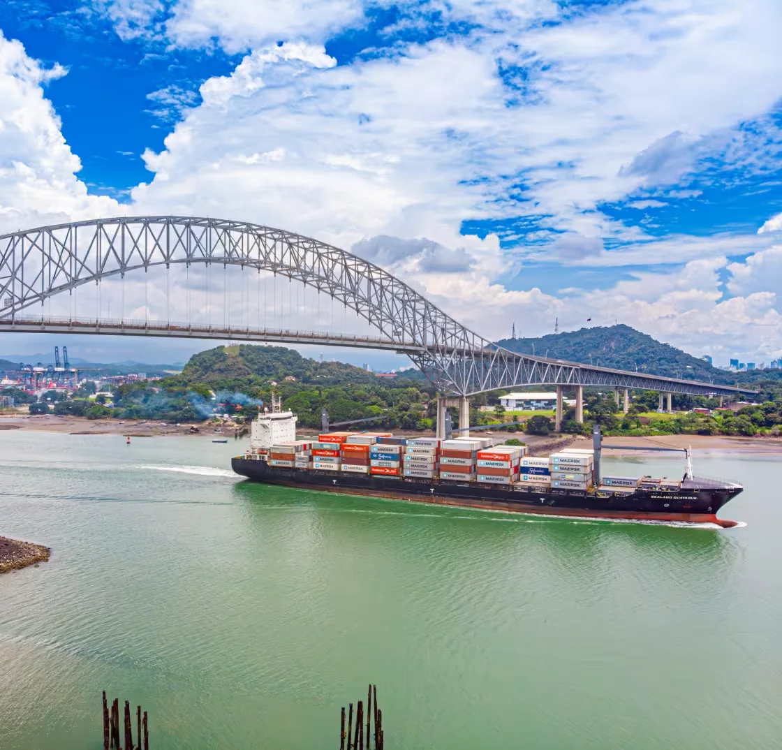 Portacontenedores pasando bajo el Puente de las Américas a la entrada del Canal
