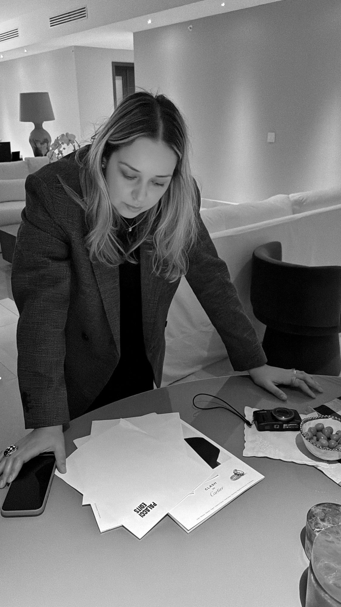 Laura inclinada sobre la mesa revisando papeles